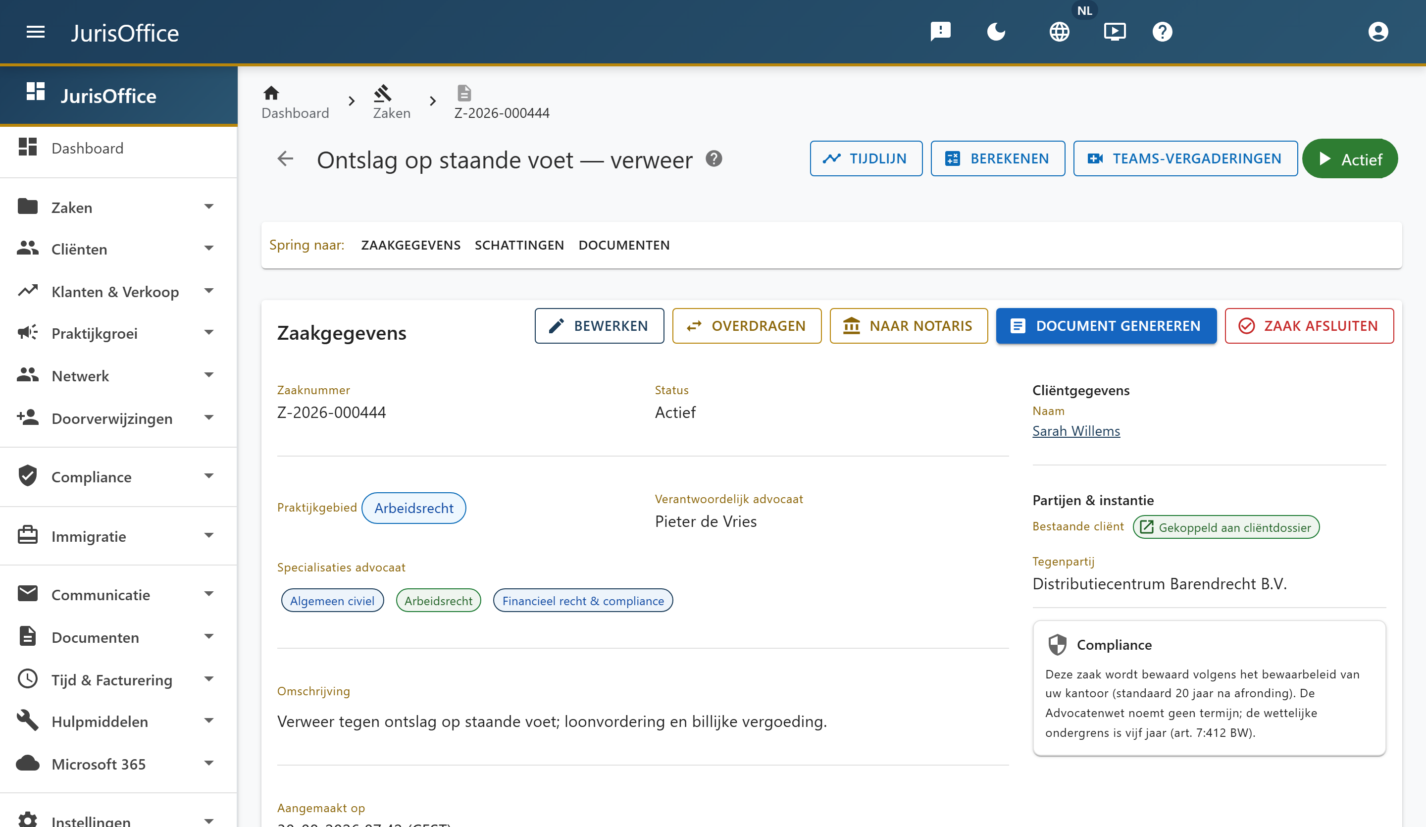 Het zaakdossier in JurisOffice: zaak Z-2026-000444, Ontslag op staande voet, met status Actief, de cliënt gekoppeld aan haar cliëntdossier, de wederpartij, en knoppen om te bewerken, over te dragen, naar een notaris te verwijzen, een document te genereren en de zaak af te sluiten.
